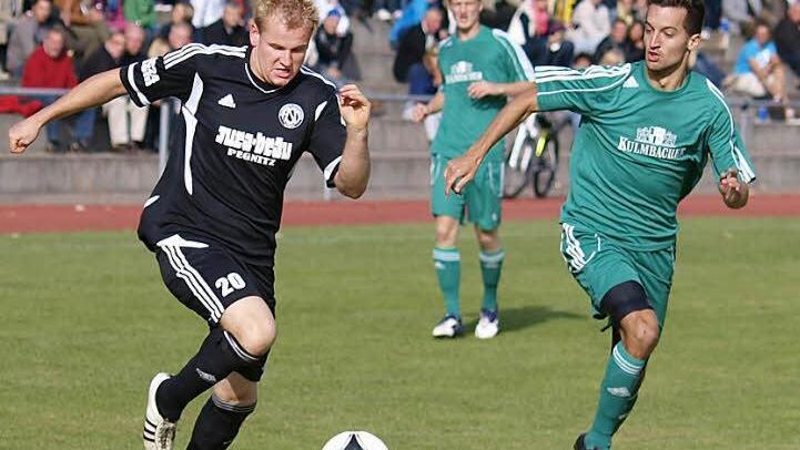 Ob der Neudrossenfelder Steffen Taubenreuther (rechts) - hier im Laufduell mit Florian Kretschmer (ASV Pegnitz - heute gegen Röslau mitspielen kann ist noch nicht gesichert. Neudrossenfeld will aber auf jeden Fall Wiedergutmachung für die Schmach gegen Stadeln betreiben.. Foto: Archiv/TK