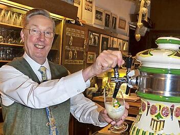 Dieter Helbig versüßt den Kronachern als Konditor, Gastronom und Hotelier schon seit sechs Jahrzehnten das Leben. Auch heute noch steht der 77-Jährige hinter der Theke und an der Rezeption.  Foto: K. H. Hofmann