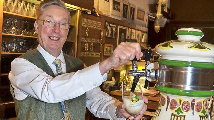 Dieter Helbig versüßt den Kronachern als Konditor, Gastronom und Hotelier schon seit sechs Jahrzehnten das Leben. Auch heute noch steht der 77-Jährige hinter der Theke und an der Rezeption.  Foto: K. H. Hofmann