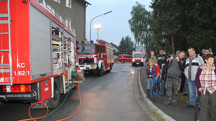 Rund 50 Feuerwehrleute der Stadt Kronach und das BRK waren bei der spektakulären Schauübung im Einsatz.