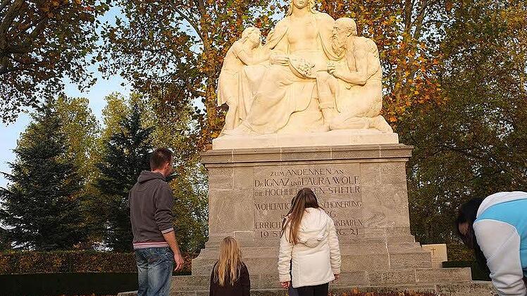 Das Ehrengrab, das an den Juristen Ignaz Wolf und seine Frau Laura erinnert. Zum Gedenken an ihren früh verstorbenen Sohn Edgar gründeten beide eine Stiftung für wohltätige Zwecke, die heuer ihr 100-jähriges Bestehen feiert.  Foto: Petra Mayer
