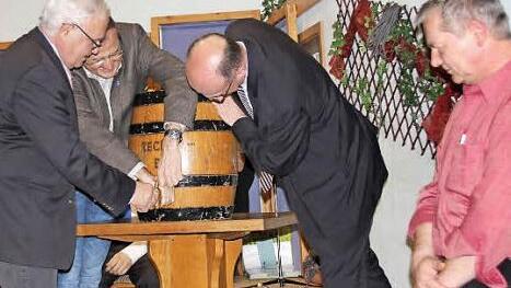 Landrat Handwerker, Brauerei-Chef Eichhorn und Wilhelm Schneider nahmen den Bieranstich vor; rechts Moderator Ewald Stretz.
