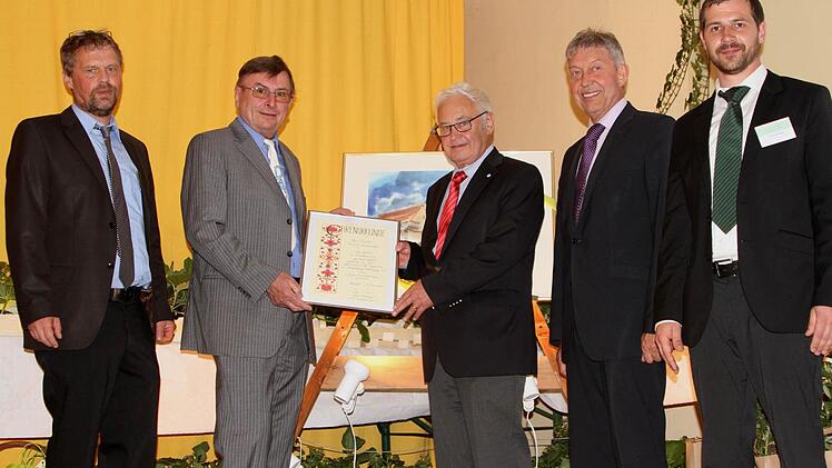 Der neue "Ehrenvorsitzende", von links Kreisfachberater Guntram Ulsamer, zweiter Vorsitzender Peter Kirchner, Rudolf Handwerker, Bez.-Vors. Dr. Otto Hühnerkopf und Kreisfachberater Johannes Bayer.