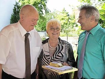 Bürgermeister Ludwig Nagel (CSU, r.) überbrachte die Glückwünsche und ein Geschenk der Gemeinde an Hannelore und Walter Seeberger. Foto: Heike Reinersmann