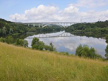 Der Froschgrundsee gehört zu den moderneren Sehenswürdigkeiten Rödentals, seit einigen Jahren mit ICE-Brücke, seit Kurzem mit Gittermasten der Stromtrasse. Fotos: Rainer Lutz