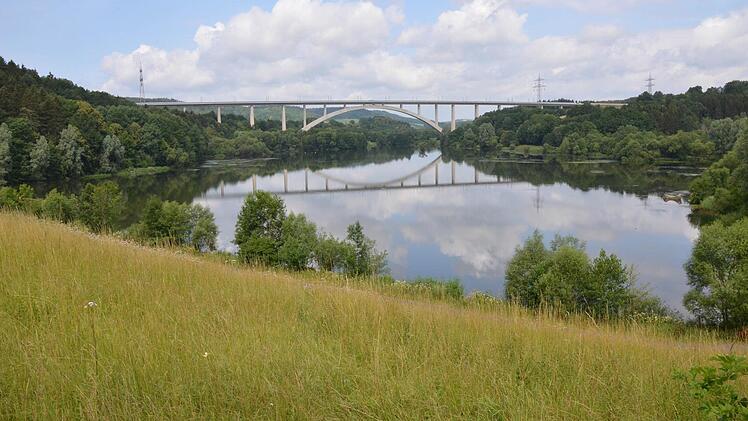 Der Froschgrundsee gehört zu den moderneren Sehenswürdigkeiten Rödentals, seit einigen Jahren mit ICE-Brücke, seit Kurzem mit Gittermasten der Stromtrasse. Fotos: Rainer Lutz