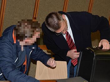 Der ehemalige Höchstadter Rathausmitarbeiter (l.), hier bei der Verhandlung vor dem Amtsgericht in Erlangen mit Rechtsanwalt Hans-Peter Brettingh, geht in Berufung. Foto: Ronald Rinklef