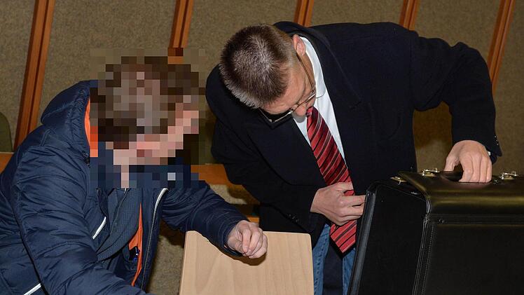 Der ehemalige Höchstadter Rathausmitarbeiter (l.), hier bei der Verhandlung vor dem Amtsgericht in Erlangen mit Rechtsanwalt Hans-Peter Brettingh, geht in Berufung. Foto: Ronald Rinklef