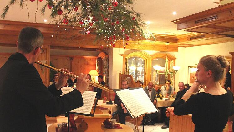 Ein kleines Konzert zu Beginn: Lehrer Wolfgang Auer im Duett mit seiner Schülerin Henrike Fröhlich