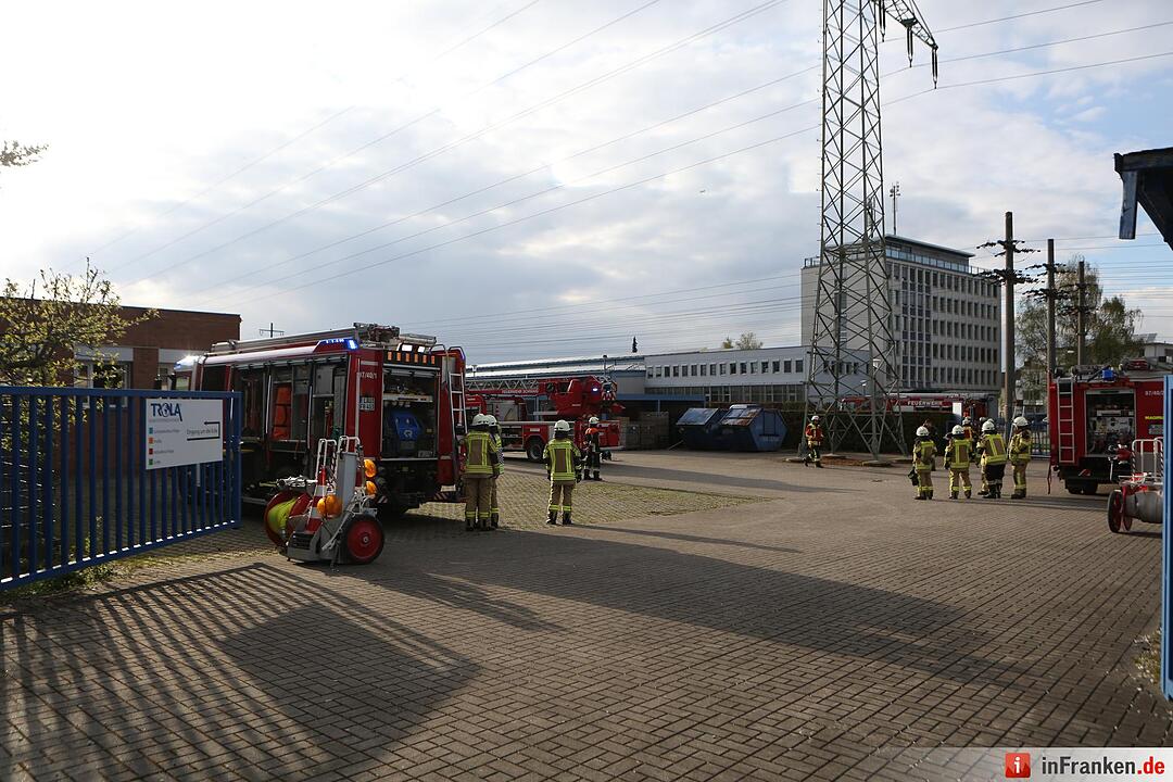 Lagerhallenbrand verursacht hohen Sachschaden - Feuerwehr hat Flammen schnell unter Kontrolle