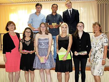 Für die besten Absolventen der Berufsfachschulen gab es Glückwünsche sowie Preise und Buchpreise. Foto: Johanna Blum