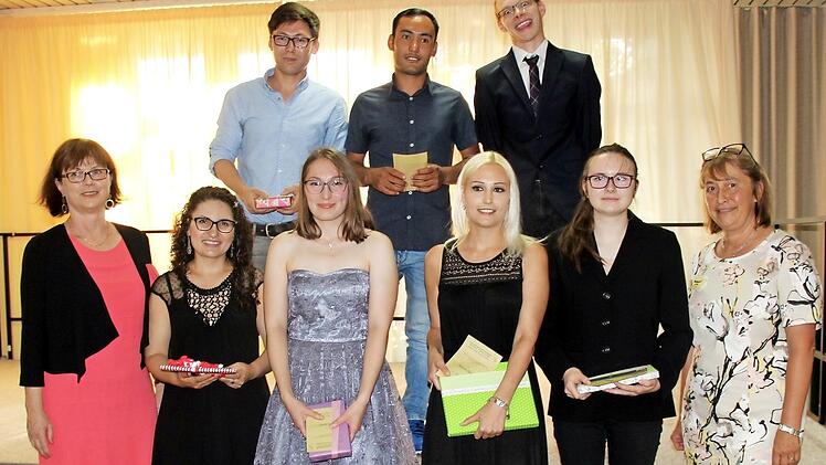 Für die besten Absolventen der Berufsfachschulen gab es Glückwünsche sowie Preise und Buchpreise. Foto: Johanna Blum