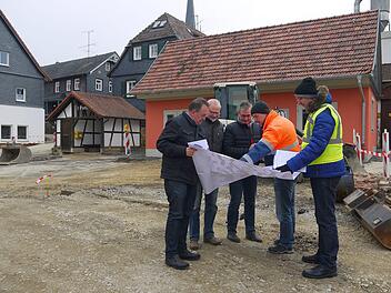 Es gibt noch viel zu tun. Udo Siegel, Gerhard Kanzler, Uwe Vollmuth, Stefan Fischer und  Oskar Degelmann (von links) als  Vorsitzender der Teilnehmergemeinschaft sprechen ab, wie der Platz vor dem Kelterhaus bei der Dorferneuerung umgestaltet wird.Berthold Köhler