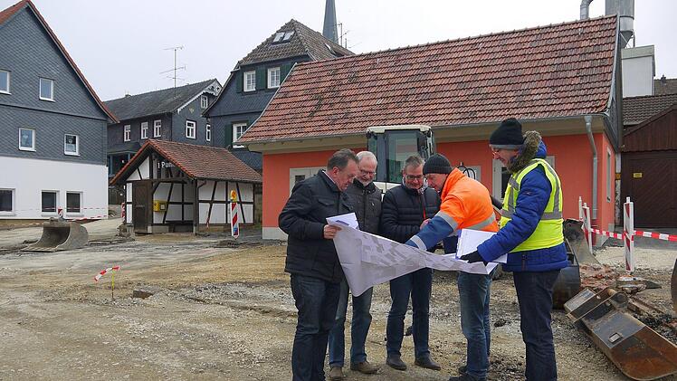 Es gibt noch viel zu tun. Udo Siegel, Gerhard Kanzler, Uwe Vollmuth, Stefan Fischer und  Oskar Degelmann (von links) als  Vorsitzender der Teilnehmergemeinschaft sprechen ab, wie der Platz vor dem Kelterhaus bei der Dorferneuerung umgestaltet wird.Berthold Köhler