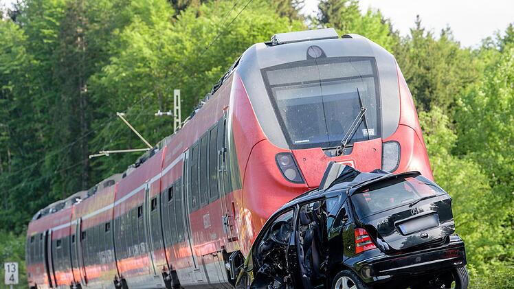 Bayern, Seeshaupt: An einem Bahnübergang an der Bahnstrecke von Tutzing nach Kochel kam es zu einem Unfall zwischen Zug und PKW. Bei dem Unfall starben zwei Personen. Foto: Matthias Balk/dpa