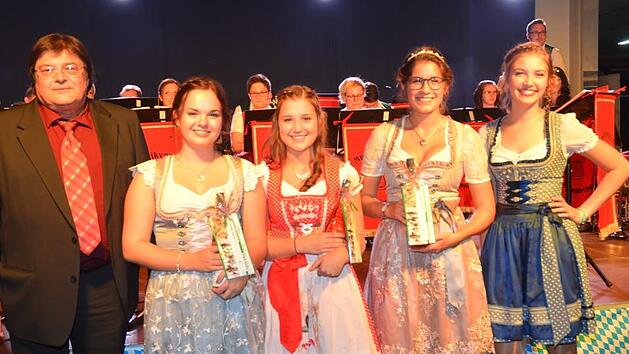 Pressig hat eine neue Weink&ouml;nigin (von links): Zweiter B&uuml;rgermeister Wolfgang F&ouml;rtsch (Vorsitzender der AGMP), die Prinzessinnen Luisa M&uuml;ller und Lea Stadelmann, die Weink&ouml;nigin 2018 Luisa Wicklein und ihre Vorg&auml;ngerin Julia Geiger. K.-H. Hofmann