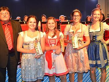 Pressig hat eine neue Weinkönigin (von links): Zweiter Bürgermeister Wolfgang Förtsch (Vorsitzender der AGMP), die Prinzessinnen Luisa Müller und Lea Stadelmann, die Weinkönigin 2018 Luisa Wicklein und ihre Vorgängerin Julia Geiger. K.-H. Hofmann