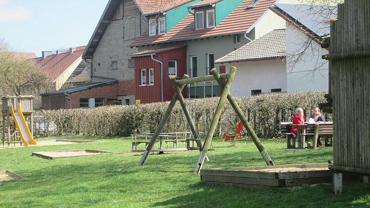 Trügt der Schein? Der Kinderspielplatz am Saalufer sieht eigentlich passabel aus. Dennoch  gab es auch Missfallen.  Winfried Ehling