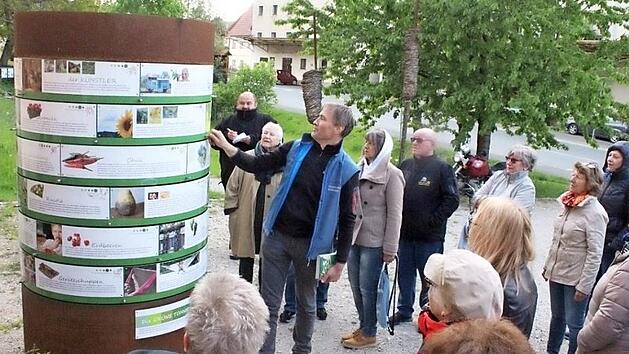 Kreisfachberater Michael Stromer erkl&auml;rt die Gartenlitfa&szlig;s&auml;ule  Foto: Roland Dietz