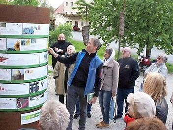 Kreisfachberater Michael Stromer erklärt die Gartenlitfaßsäule  Foto: Roland Dietz