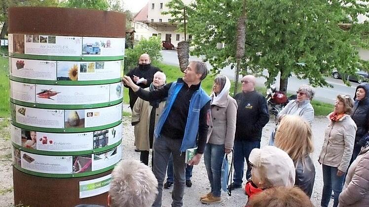 Kreisfachberater Michael Stromer erklärt die Gartenlitfaßsäule  Foto: Roland Dietz
