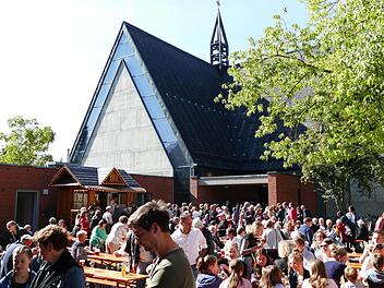 Fröhliches Kirchweihtreiben versammelte die Gemeinde vor ihrem Gotteshaus.   Foto: Marion Krüger-Hundrup