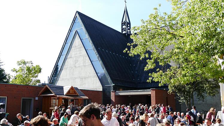 Fröhliches Kirchweihtreiben versammelte die Gemeinde vor ihrem Gotteshaus.   Foto: Marion Krüger-Hundrup