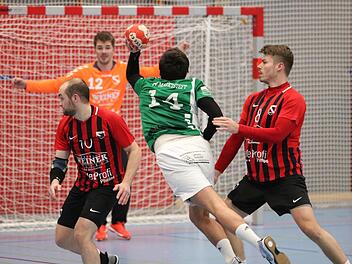 Michael Müller (links) und Fabian Peter (rechts) vom FC Bad Brückenau müssen einen Marktstefter Spieler ziehen lassen.  Foto: Sebastian Schmitt