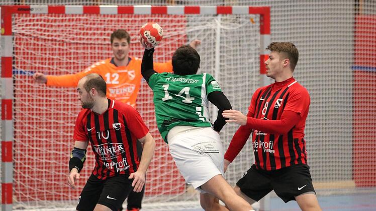 Michael Müller (links) und Fabian Peter (rechts) vom FC Bad Brückenau müssen einen Marktstefter Spieler ziehen lassen.  Foto: Sebastian Schmitt