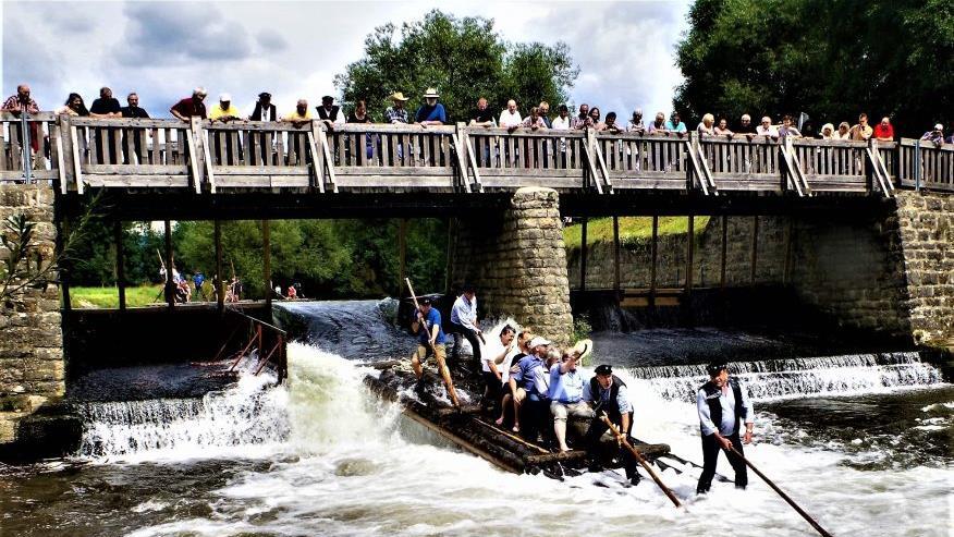 Eine Attraktion ist das Unterrodacher Kirchweihflößen ab Angerwehr bis zur Rodachbrücke