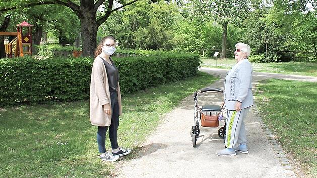 Daf&uuml;r wurde das Mehrgenerationenhaus in Ha&szlig;furt auch ausgezeichnet: Bundesfreiwillige Hannah Baunacher dreht Gespr&auml;chsrunden mit Senioren w&auml;hrend der Coronakrise und tr&auml;gt dazu bei, dass die &auml;lteren Menschen sich nicht einsam f&uuml;hlen.  Foto: Mehrgenerationenhaus Ha&szlig;furt