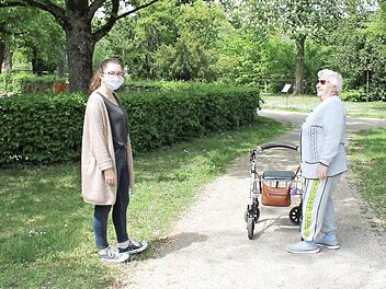 Dafür wurde das Mehrgenerationenhaus in Haßfurt auch ausgezeichnet: Bundesfreiwillige Hannah Baunacher dreht Gesprächsrunden mit Senioren während der Coronakrise und trägt dazu bei, dass die älteren Menschen sich nicht einsam fühlen.  Foto: Mehrgenerationenhaus Haßfurt