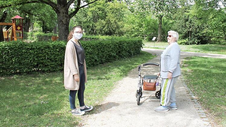 Dafür wurde das Mehrgenerationenhaus in Haßfurt auch ausgezeichnet: Bundesfreiwillige Hannah Baunacher dreht Gesprächsrunden mit Senioren während der Coronakrise und trägt dazu bei, dass die älteren Menschen sich nicht einsam fühlen.  Foto: Mehrgenerationenhaus Haßfurt