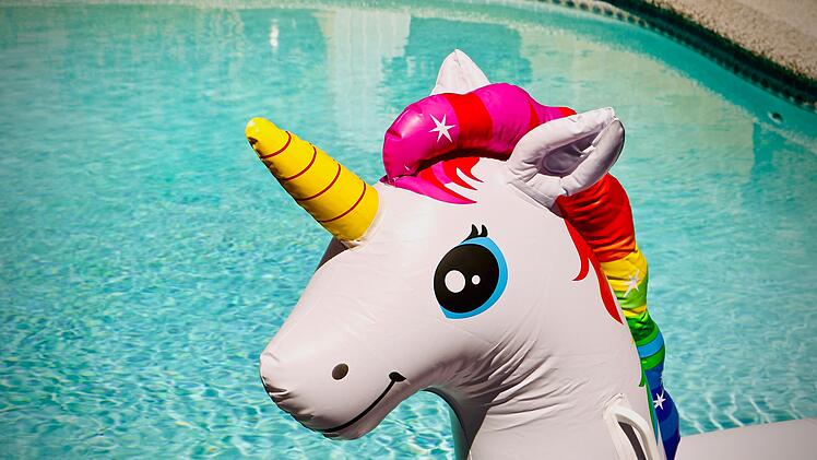 Der Einhorn-Schwimmring gehört defintiv zu den lustigsten Schwimmreifen, die es aktuell gibt.