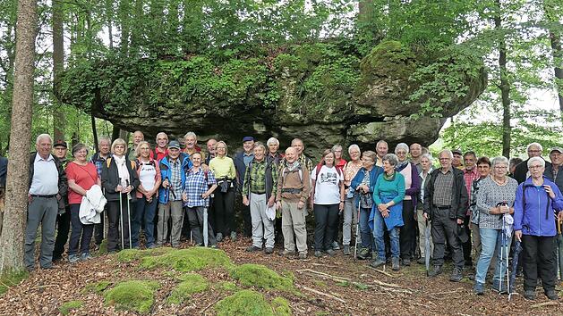 Die Weismainer Wanderer im Paradiestal am &bdquo;Parasol Felsen&ldquo; bei Steinfeld
