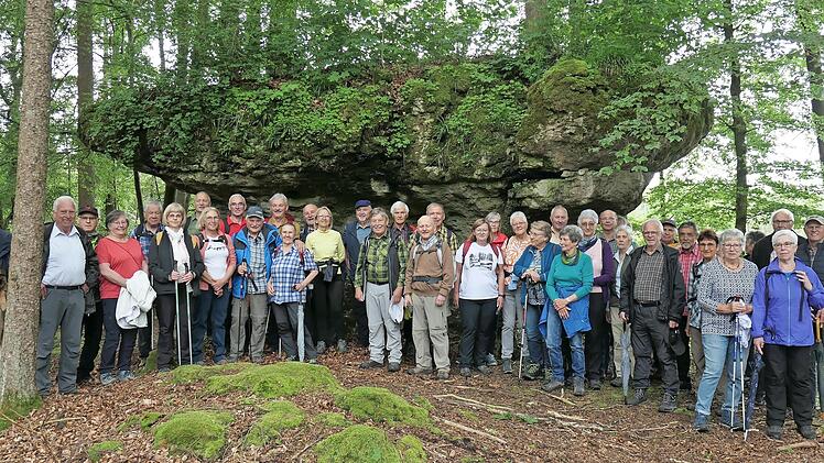 Die Weismainer Wanderer im Paradiestal am „Parasol Felsen“ bei Steinfeld