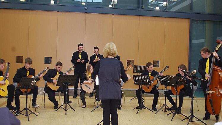 Das Gitarrenensemble, unterstützt vom Schlagwerk", spielte "Brasil" von Ary Barroso. Foto: Heike Schülein