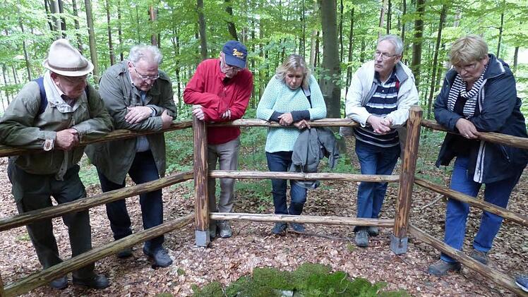 Rudi Bätz erklärt Bürgermeister Claus Bittenbrünn, Landrat Wilhelm Schneider, Gerlinde Bittenbrünn, Klaus Freter vom HBV Altershausen und Andrea Reinhard eine der drei Wolfsgruben, die auf der "Wolfstour" zu sehen sind (von links). Foto: Gerald Snater