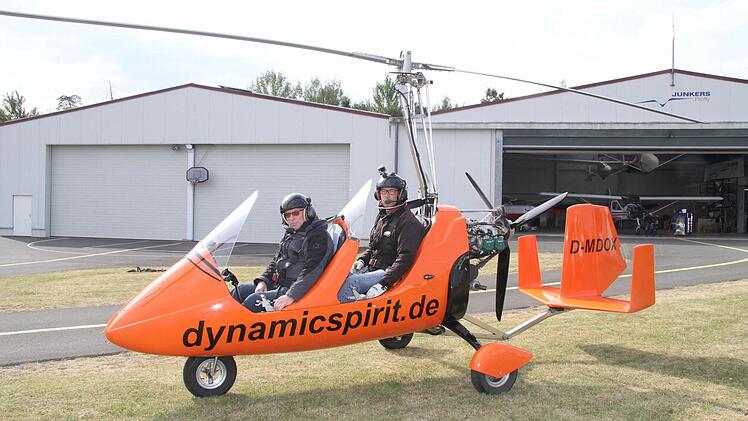 Der leuchtend orangefarbene Tragkraftschrauber ist offen: Fliegen für Frischluftfanatiker. Foto: Sonny Adam