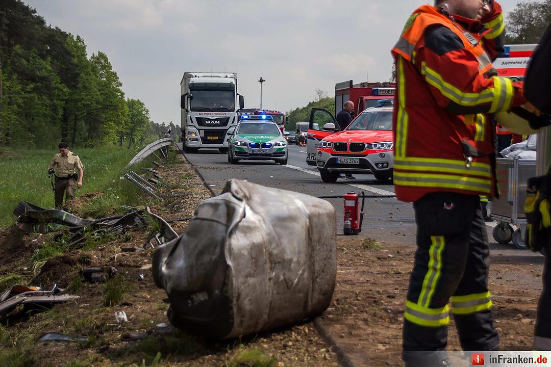 Nürnberg_ Schwerer Lkw-Unfall nach Reifenplatzer