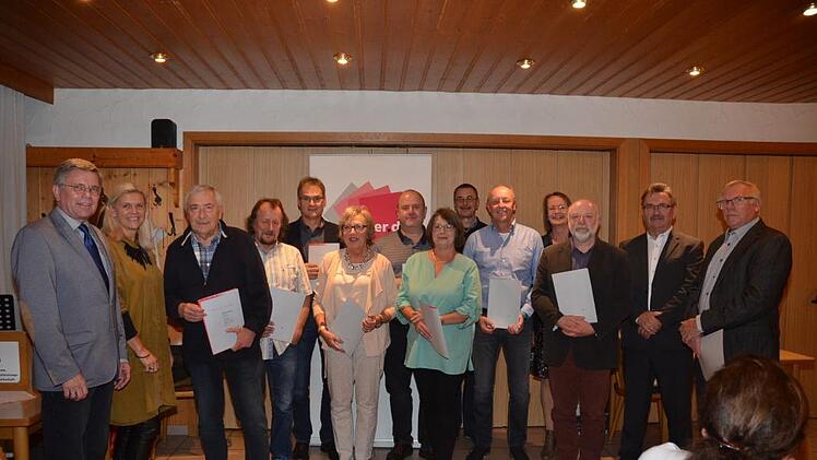 Für 40- beziehungsweise 25-jährige Loyalität zu Verdi wurden diese Jubilare geehrt. Mit im Bild von links Wolfgang Schmitt, Bürgereisterin Susanne Grebner und Doris Stadelmayer (4.von rechts).Hofmann