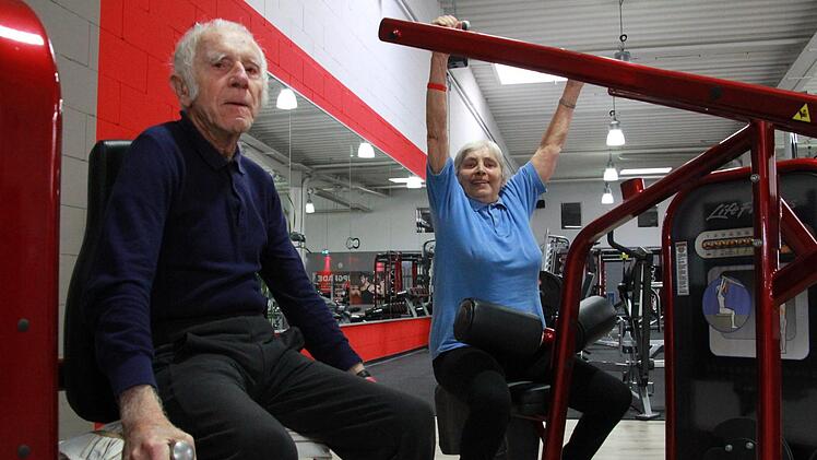 Ilse (rechts) und Gunnar Gastmann trainieren w&ouml;chentlich in einem Forchheimer Fitness-Studio. Fotos: Franziska Rieger