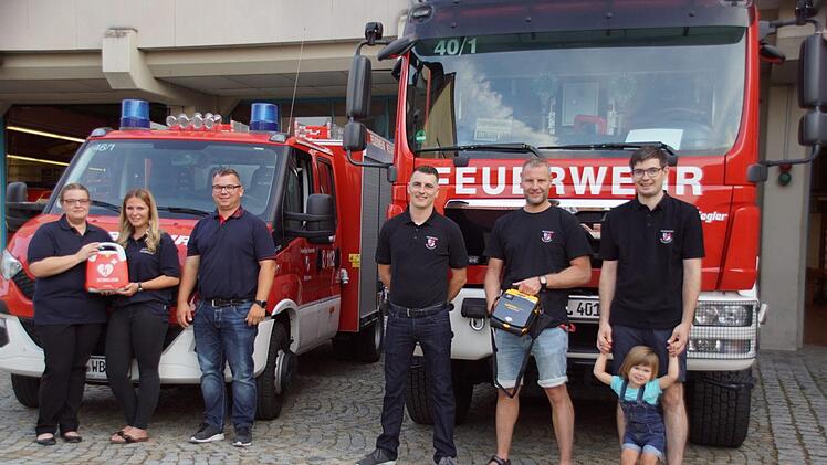 Noch breiter aufgestellt für die schnelle Hilfeleistung sind jetzt die Freiwilligen Feuerwehren Eltmann und Weisbrunn, die jeweils über einen Defibrillator verfügen. Unser Bild zeigt von links die beiden Vorsitzenden des Feuerwehrvereins Weisbrunn Christina Benkert und Alicia Pfuhlmann, Kommandanten und KBM Thomas Neeb, den Eltmanner 2. Kommandanten Fabian Hümmer und vom Feuerwehrverein Beisitzer Dieter Pflaum und Kassier Peter Kremer mit Töchterchen Luzia.Sabine Weinbeer