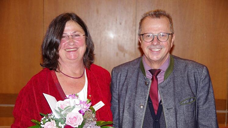 Seit 30 Jahren gibt  es den  Sozialdienst für ausländische Geflüchtete im Landkreis Bad Kissingen. Unser Foto zeigt Ursula Hartmann, die den Dienst aus der Taufe hob, mit dem stellvertretenden Landrat  Emil Müller. Foto: Klaus Werner