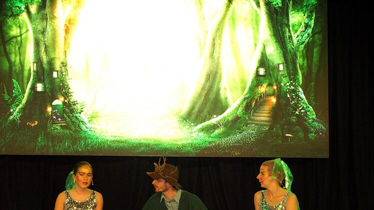 Wurzelzwerg Kalli (Thomas Weiß) und die  Traumfliegerinnen Sira (Nina Zeuß, links) und Ayla (Tanja Kotschenreuther)  überlegen, was sie tun können. Foto: Susanne Deuerling