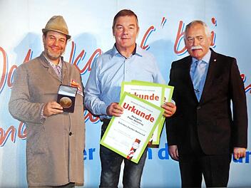 Studiotechniker Josef Nullinger, Metzgermeister Peter Wehrfritz und Landesinnungsmeister Konrad Ammon jun. (v. l.) während des Festakts in Neusäß  Foto: Thomas Weichert