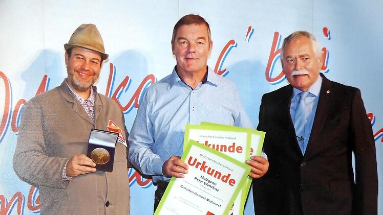 Studiotechniker Josef Nullinger, Metzgermeister Peter Wehrfritz und Landesinnungsmeister Konrad Ammon jun. (v. l.) während des Festakts in Neusäß  Foto: Thomas Weichert