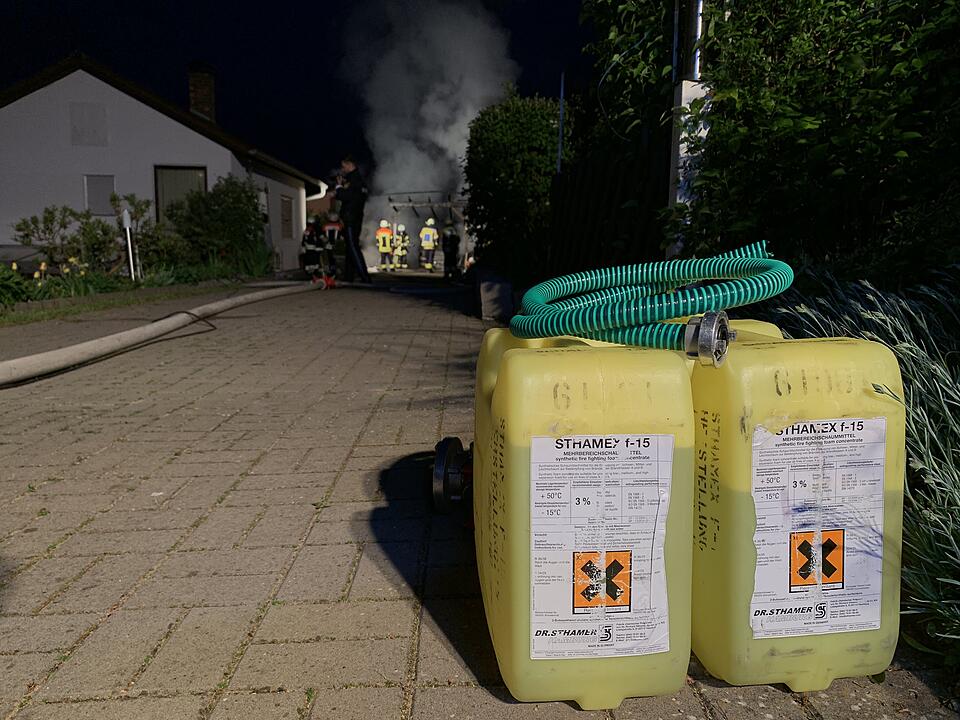 Ein am Samstagmorgen aus bislang unbekannter Ursache ausgebrochener Brand eines Carports in Leinach (Landkreis Würzburg/Unterfranken) griff auf eine benachbarte Hütte über und führte zum vollständigen Ausbrennen eines Peugeots, eines Motorbootes und Wohnwagens.