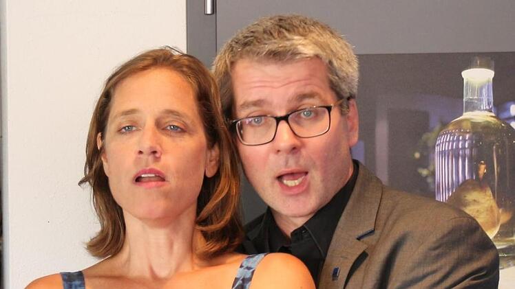Agnes Palmisano und Harald Wurmsdobler  preisen  schon einmal probeweise als Landstreicherpaar eine lauschige Nacht.Carolin Herrmann