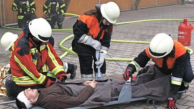 Auch die Erstversorgung einer aus dem Brandobjekt "geretteten" Person geh&ouml;rte zu den Anforderungen der Feuerwehr&uuml;bung. Foto: Roland Dietz
